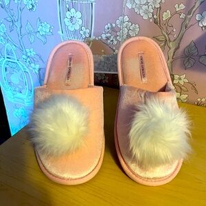NWOT Victoria’s Secret pink and white slippers